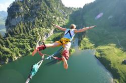 开云体育-攻防战，迈凯伦鏖战梅赛德斯，新秀皮亚斯特里的火热状态预示围场新格局