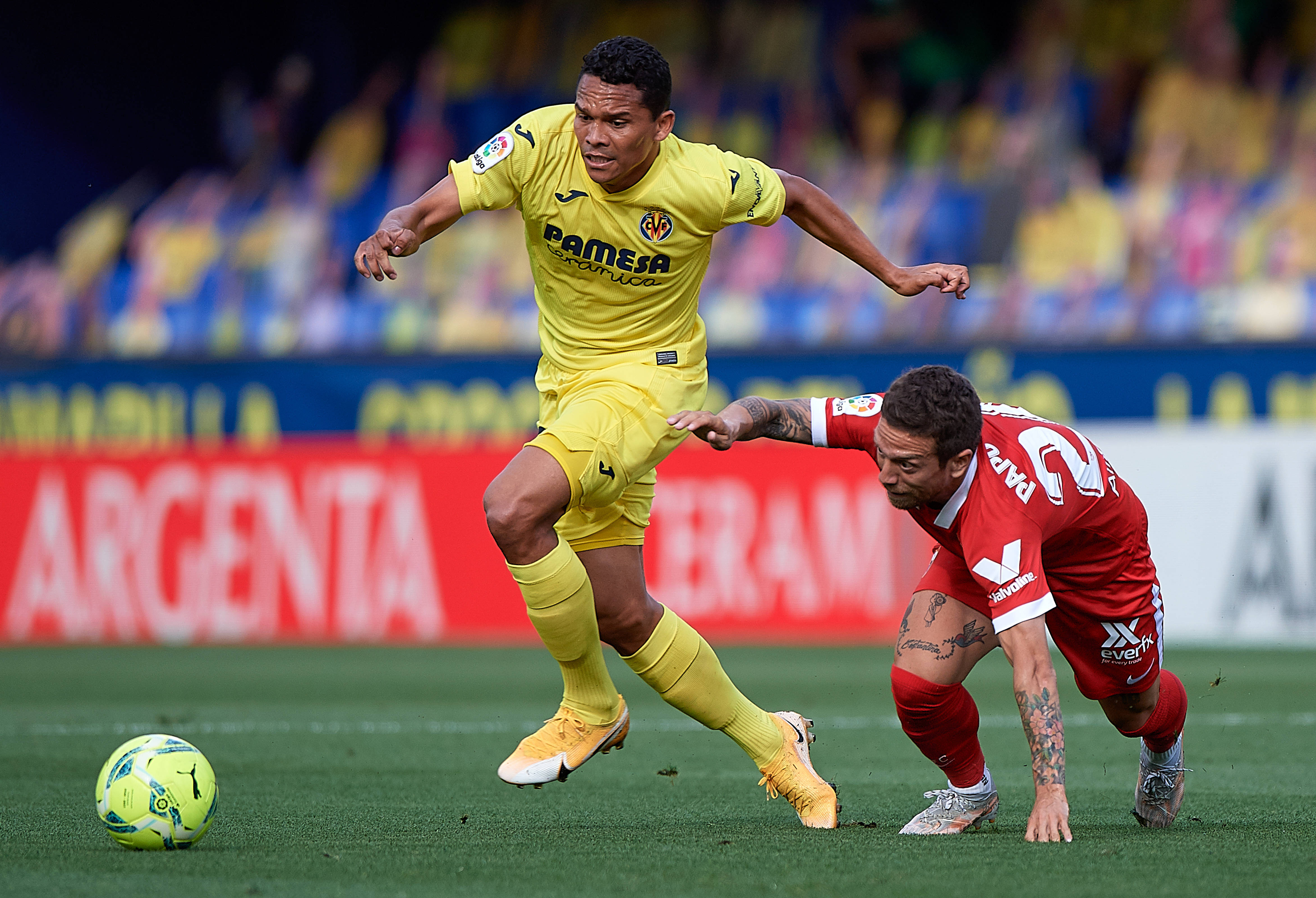 足球赛事场面激烈,比分胜负交替不定 足球赛事场面激烈,比分胜负交替不定