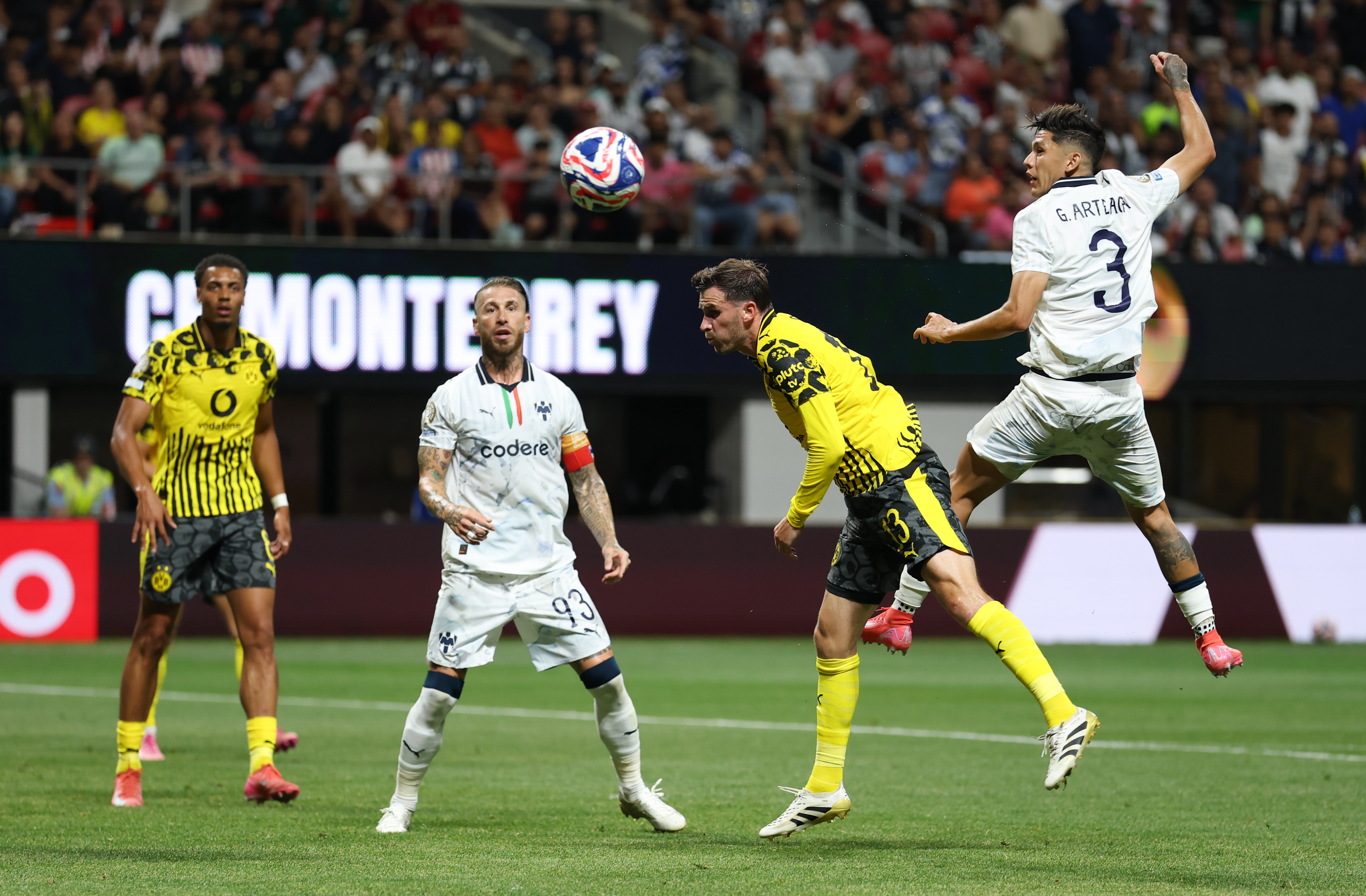 足球赛事场面激烈,比分胜负交替不定 足球赛事场面激烈,比分胜负交替不定