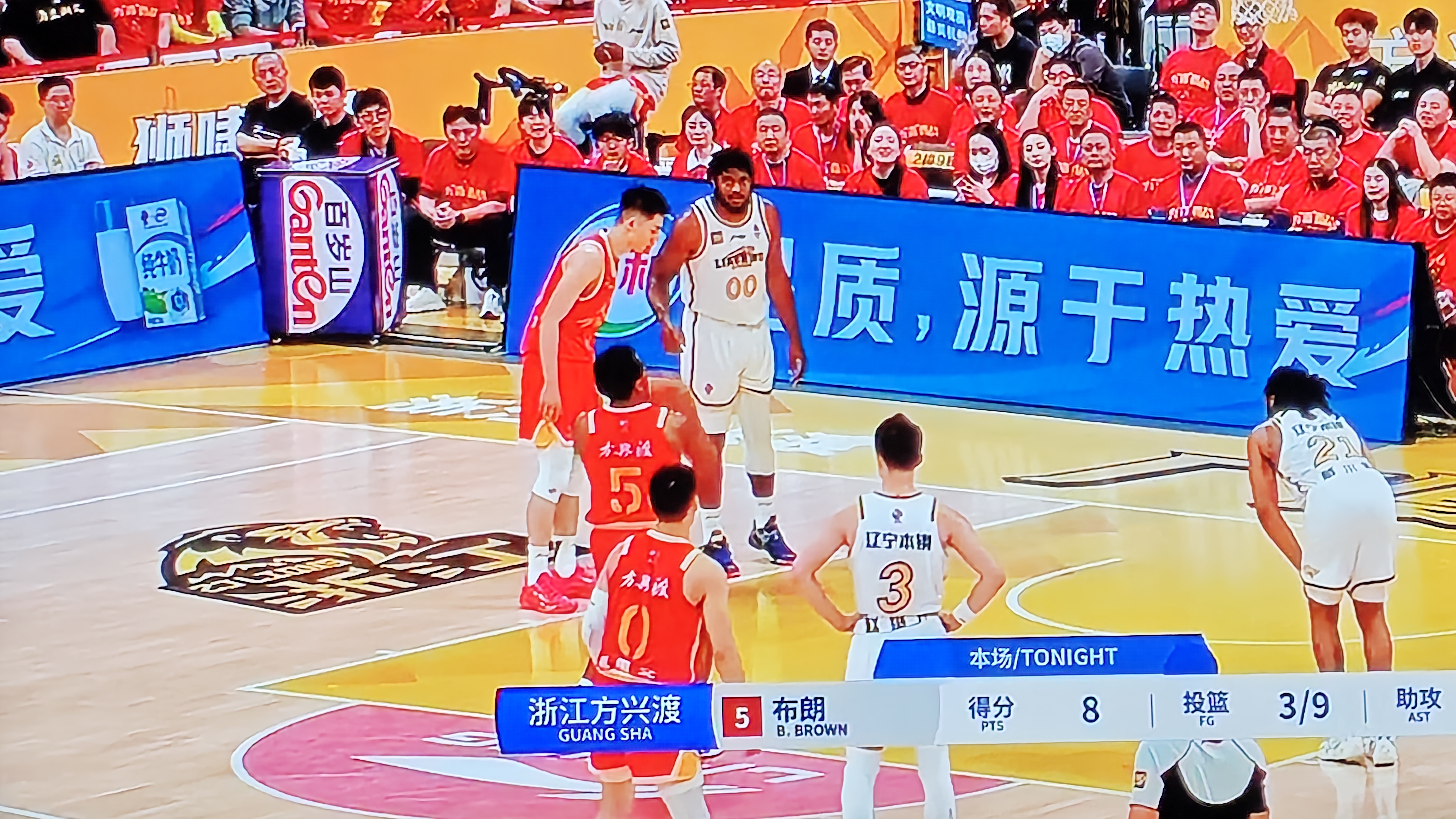 CBA季后赛中发生一起激烈较量