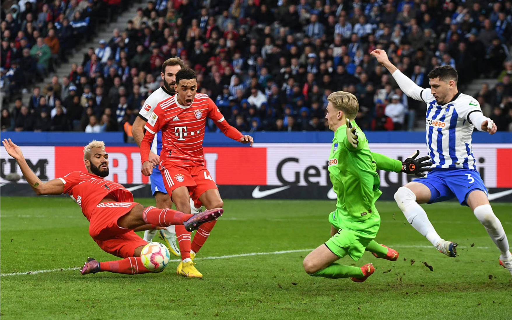 柏林赫塔冲刺胜利，球迷热情支持