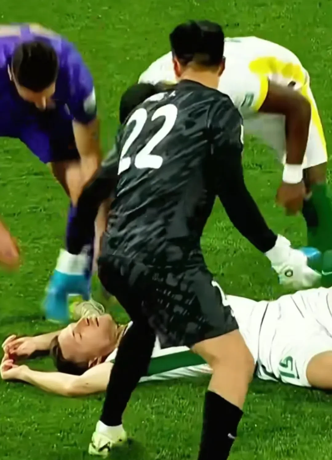 塞尔塔中场受伤落泪,球队欲挽回颓势 塞尔塔中场受伤落泪,球队欲挽回颓势