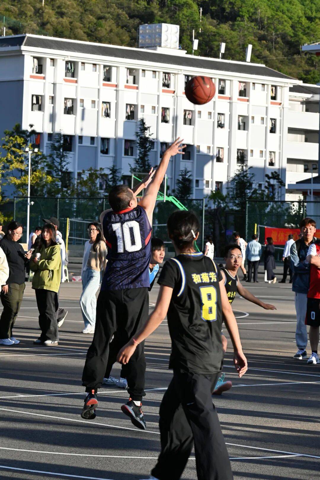 热辣篮球实力对决,观众狂热追随 热辣篮球实力对决,观众狂热追随