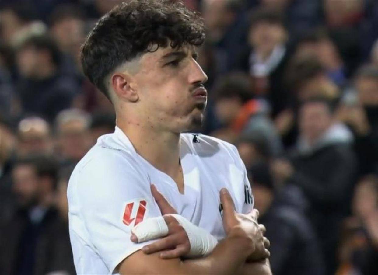 包含瓦伦西亚逆转中国，阿尔瓦雷斯送出助攻的词条