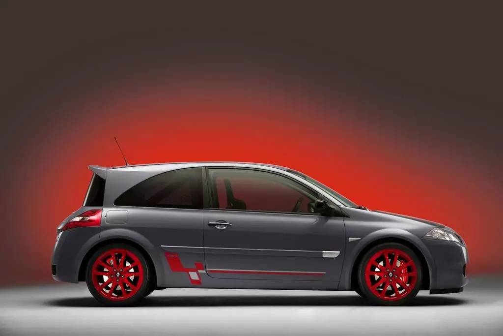 包含雷诺车队鏖战阿斯顿马丁，诺里斯高光表现的词条