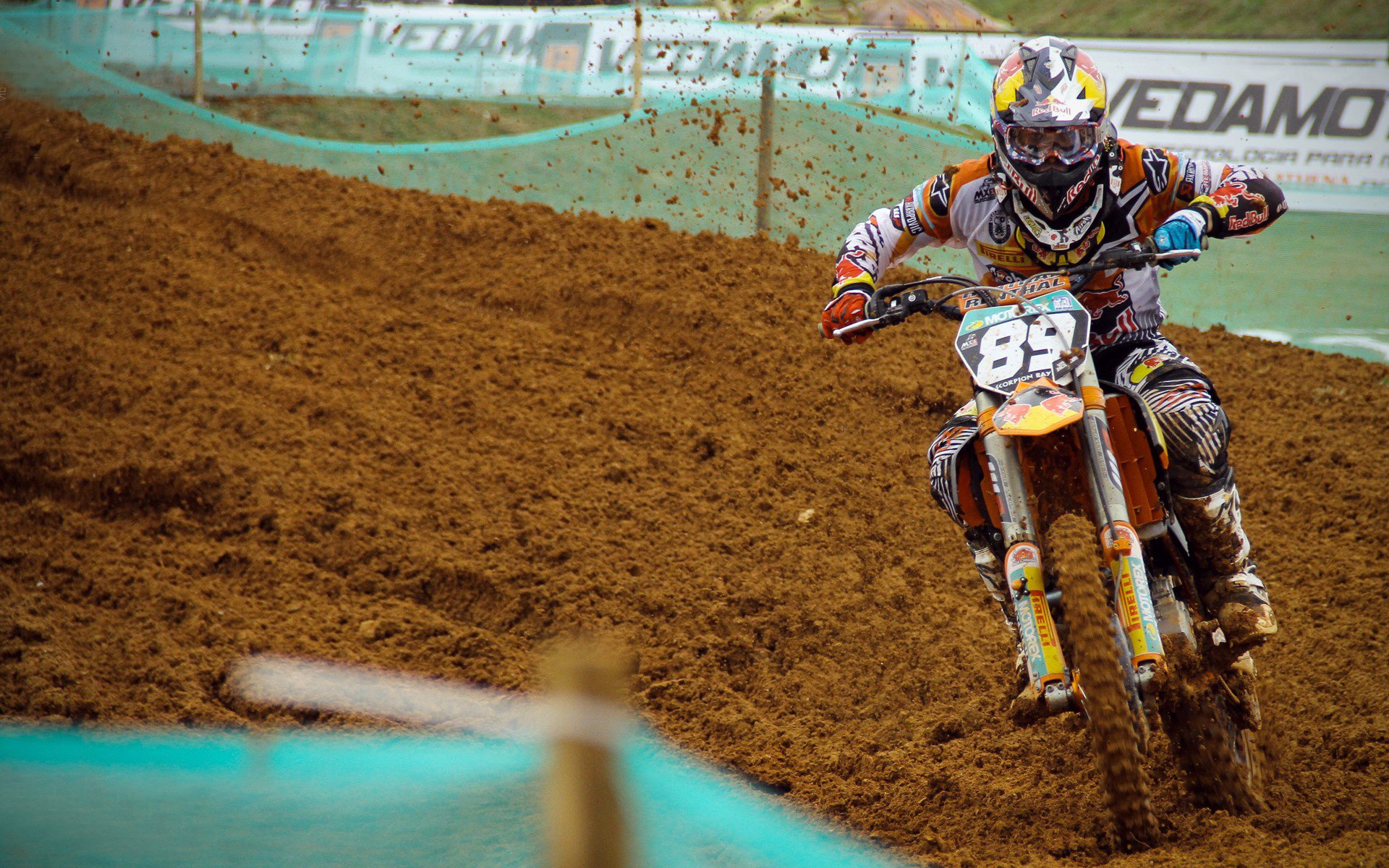 从卡塔尔的战术钟摆到加维的英超引擎，现代足球的节奏掌控艺术