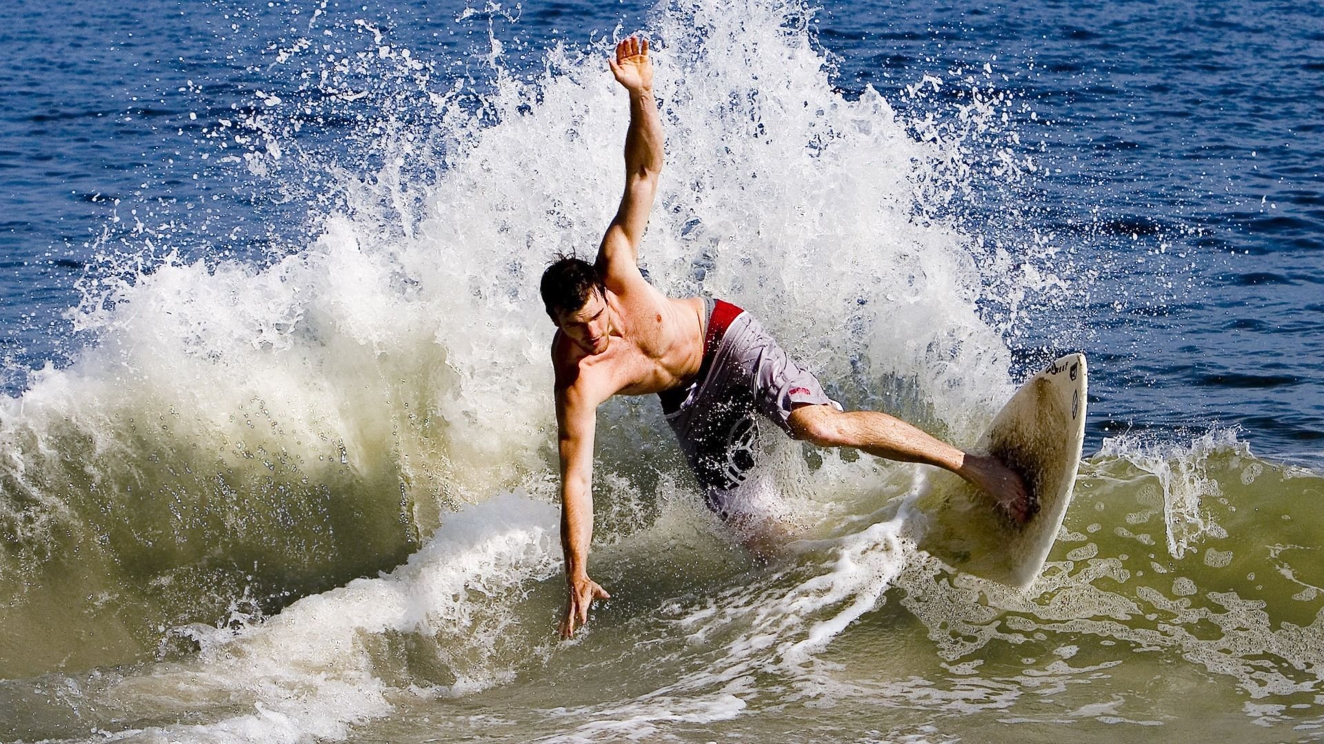 冰刺穿烈焰，当冷静的锋利遇见燃烧的传统